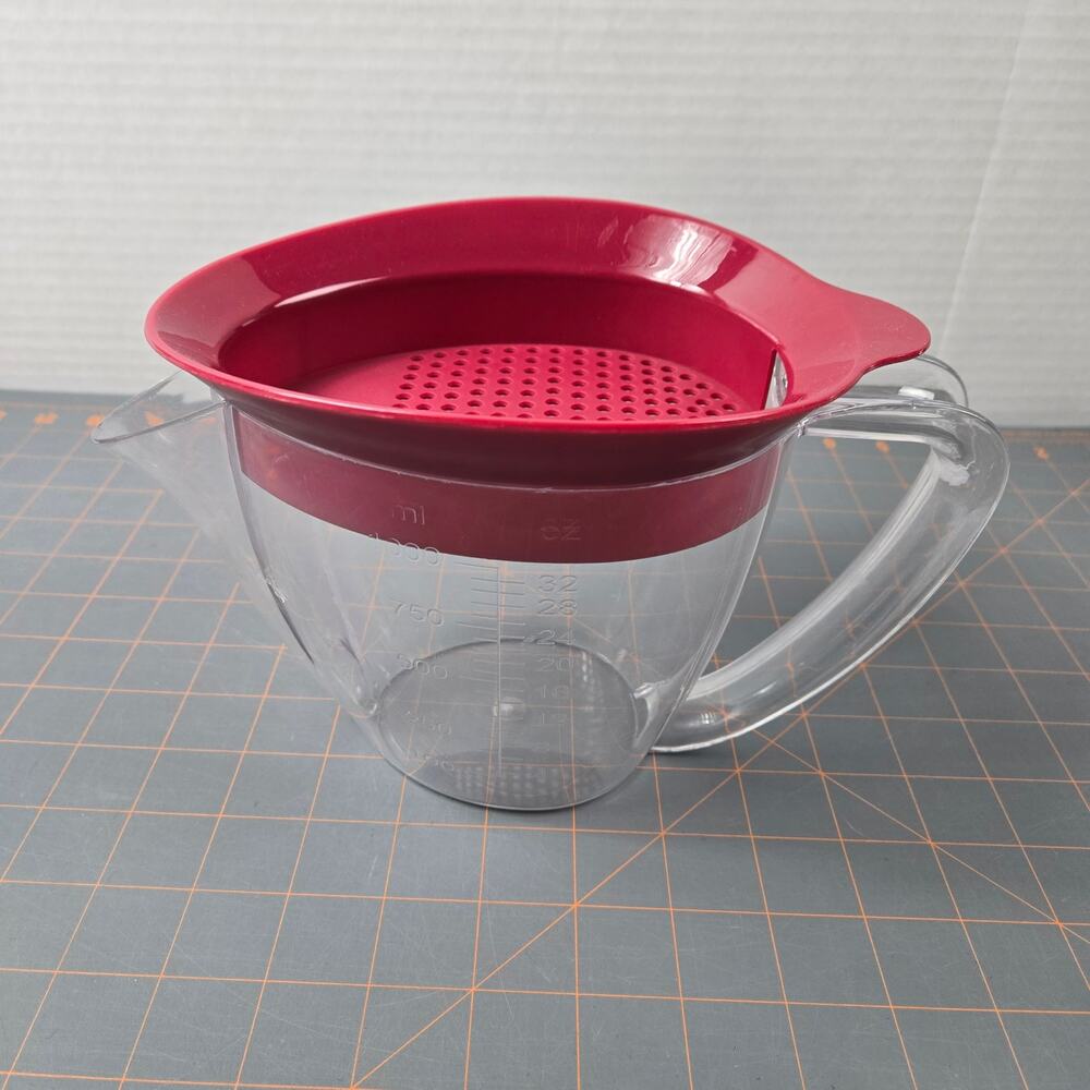 4 Cup Gravy Fat Separator Clear Plastic with Red Sieve Lid Holiday Strainer Lid
